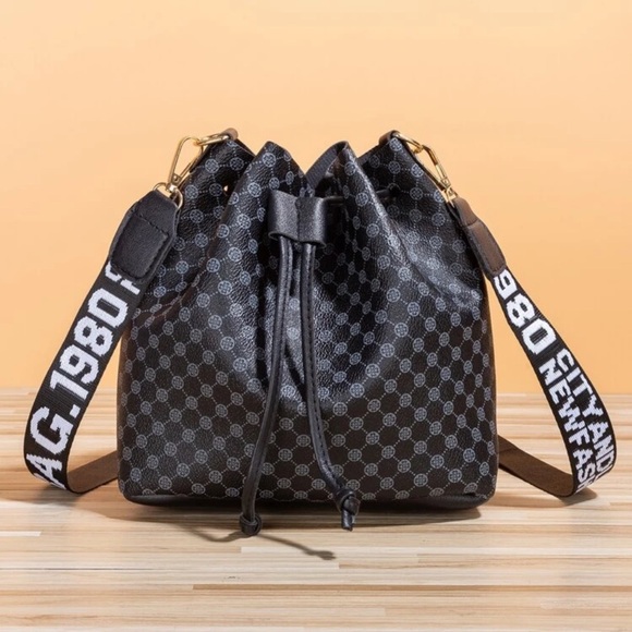 PURSES BUNDLE (6) - Picture 4 of 16